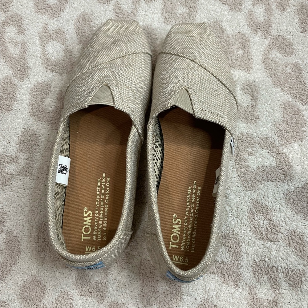 TOMS Flats